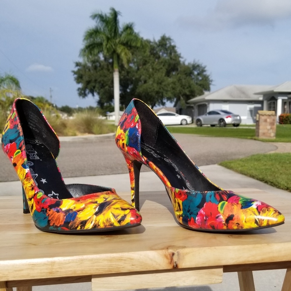 Multicolored flowers heels